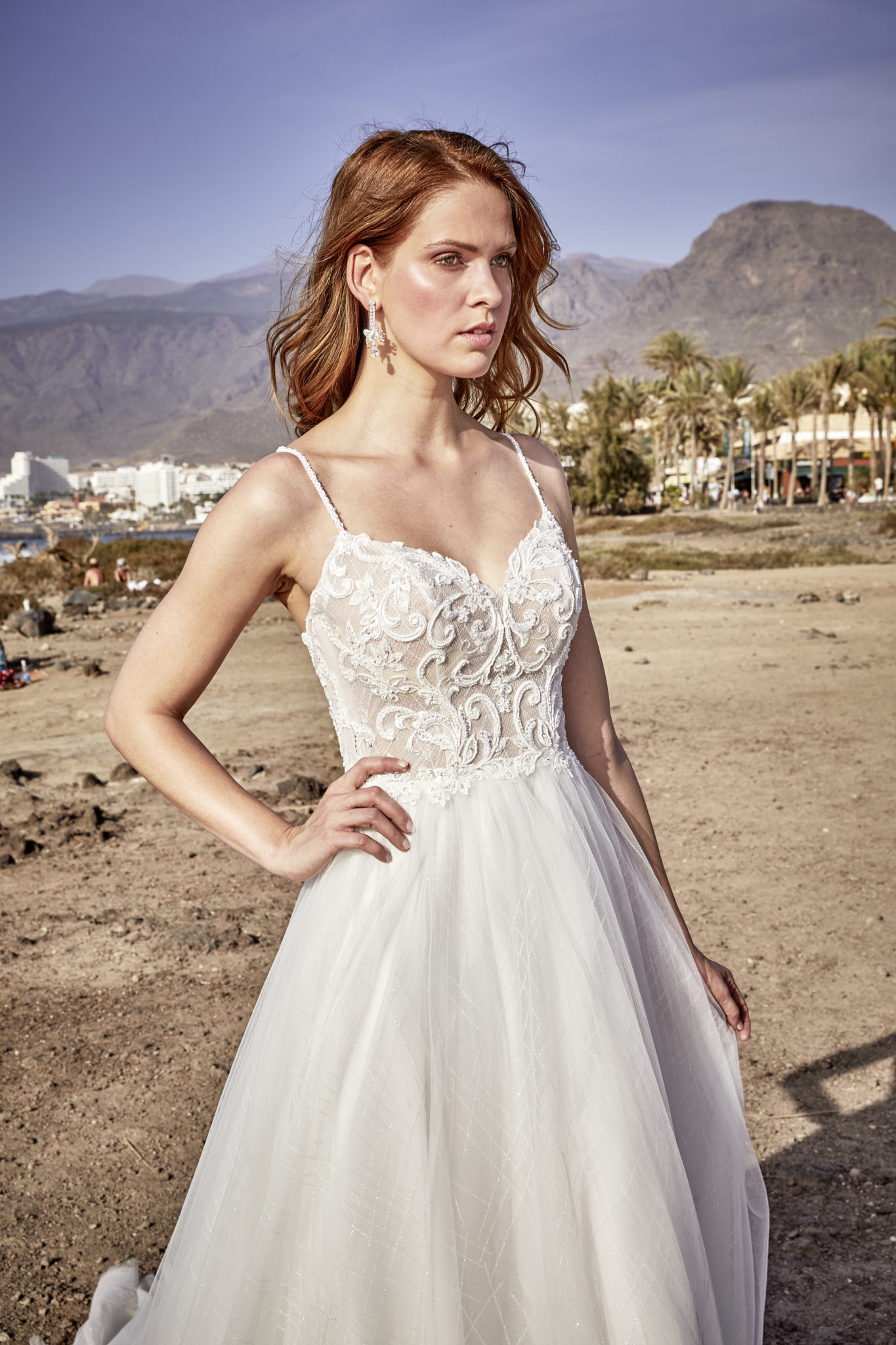 Fließendes Brautkleid für Strandhochzeit mit Glitzerrock ...