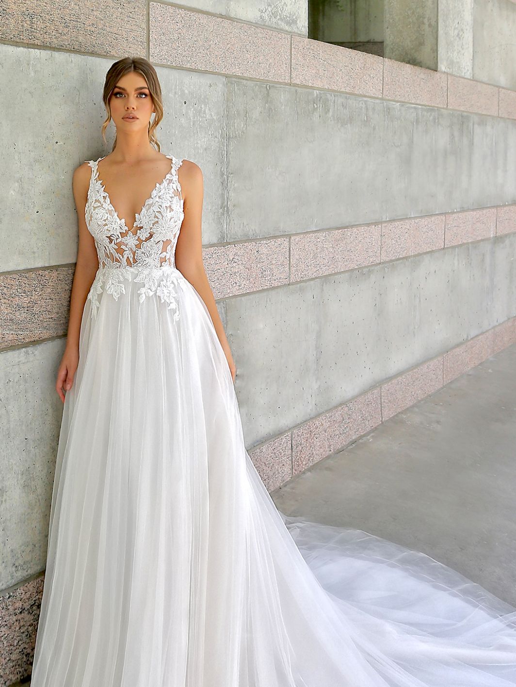 Fliessendes Brautkleid Mit 3d Spitze Pretty You
