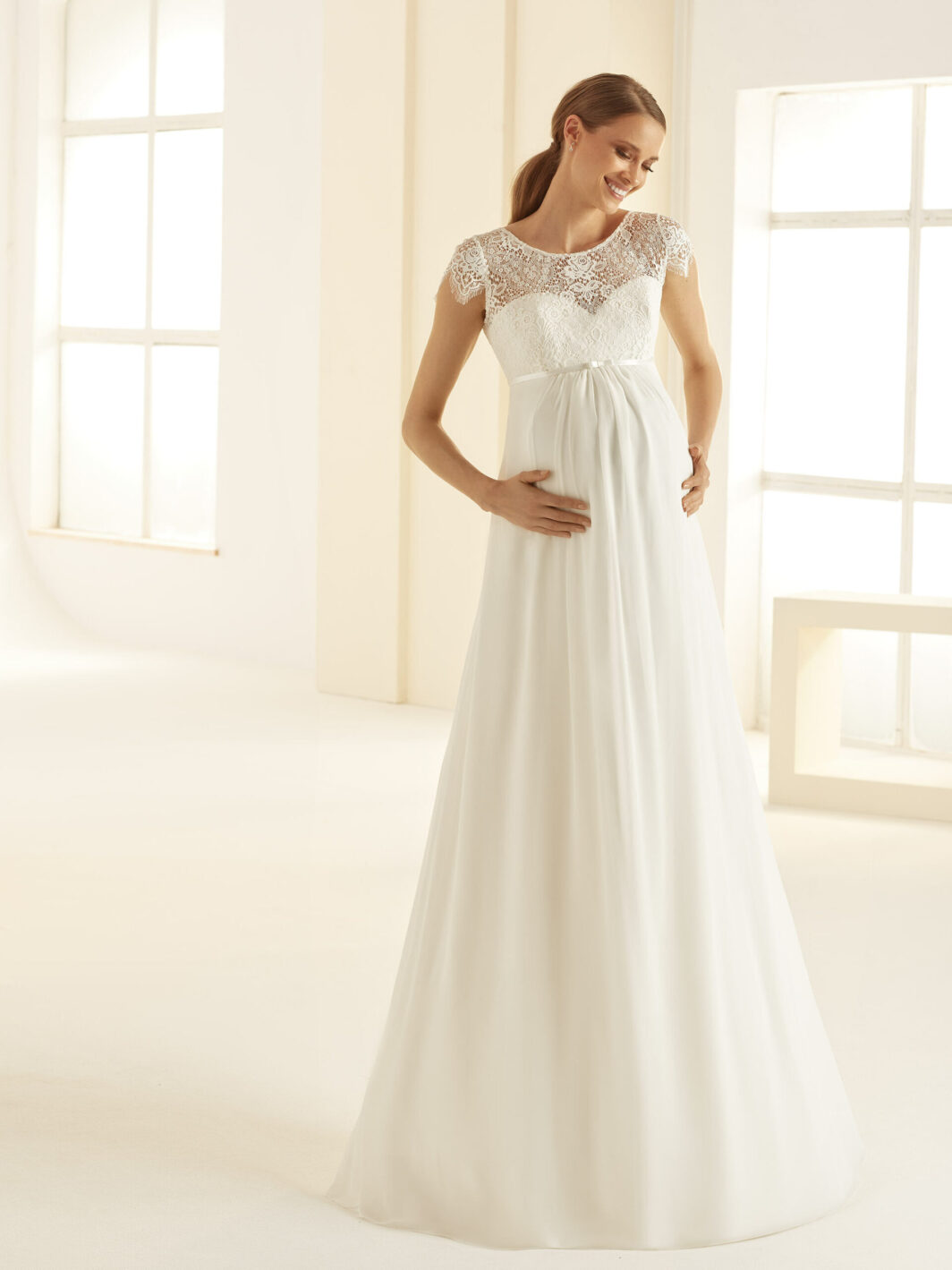 Bea - Umstandsbrautkleid mit Spitzentop und Schnürung