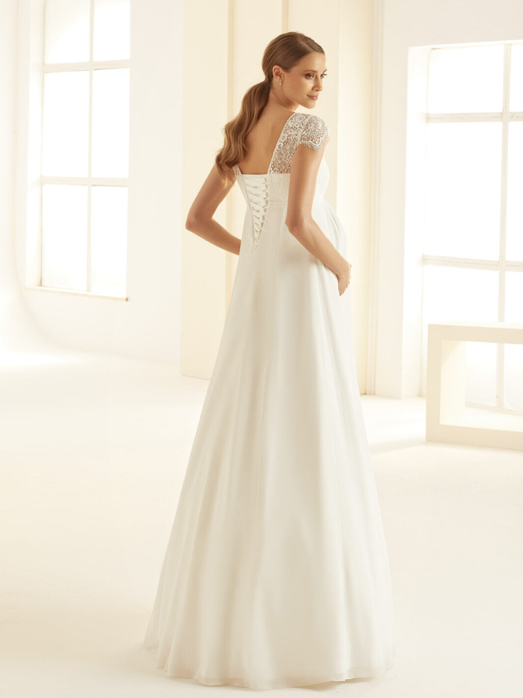 Bea - Umstandsbrautkleid mit Spitzentop und Schnürung – Bild 2