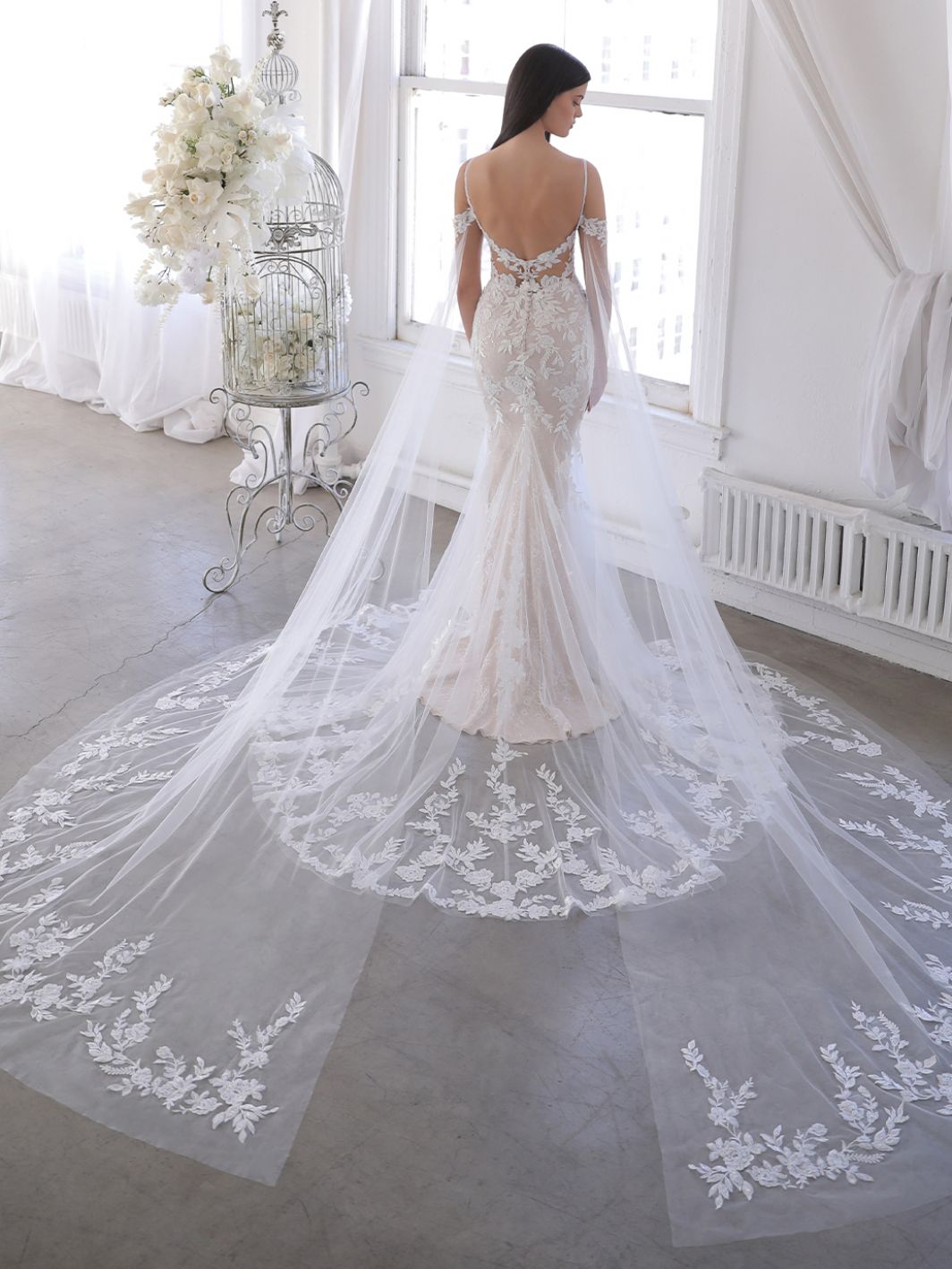 Evie - Figurbetontes Fit and Flare Brautkleid, mit Spaghettiträgern, Floraler Spitze und Cape – Bild 2