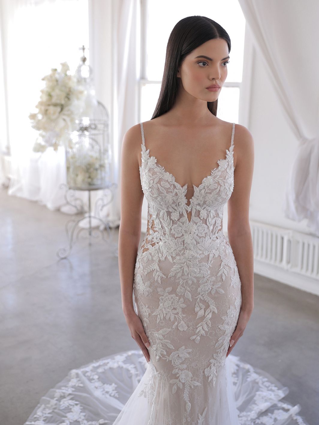 Evie - Figurbetontes Fit and Flare Brautkleid, mit Spaghettiträgern, Floraler Spitze und Cape – Bild 3