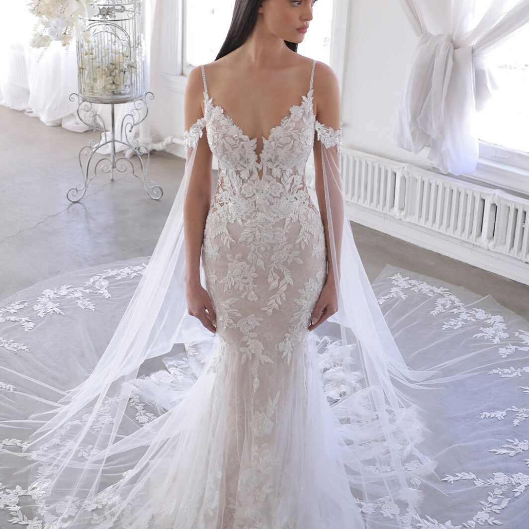 Evie - Figurbetontes Fit and Flare Brautkleid, mit Spaghettiträgern, Floraler Spitze und Cape