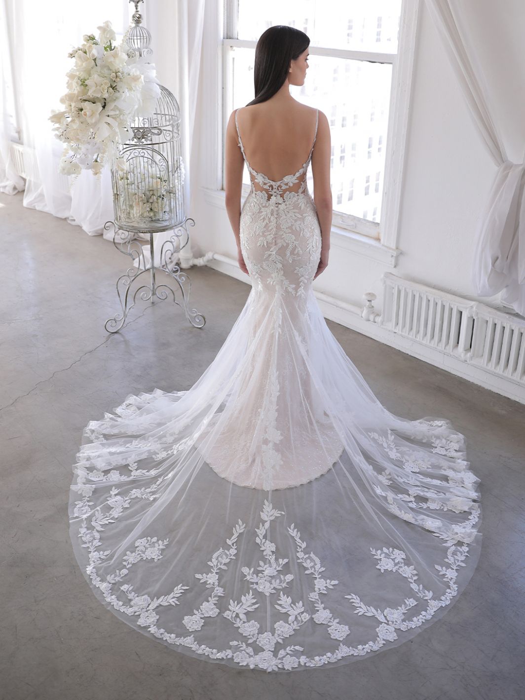 Evie - Figurbetontes Fit and Flare Brautkleid, mit Spaghettiträgern, Floraler Spitze und Cape – Bild 4