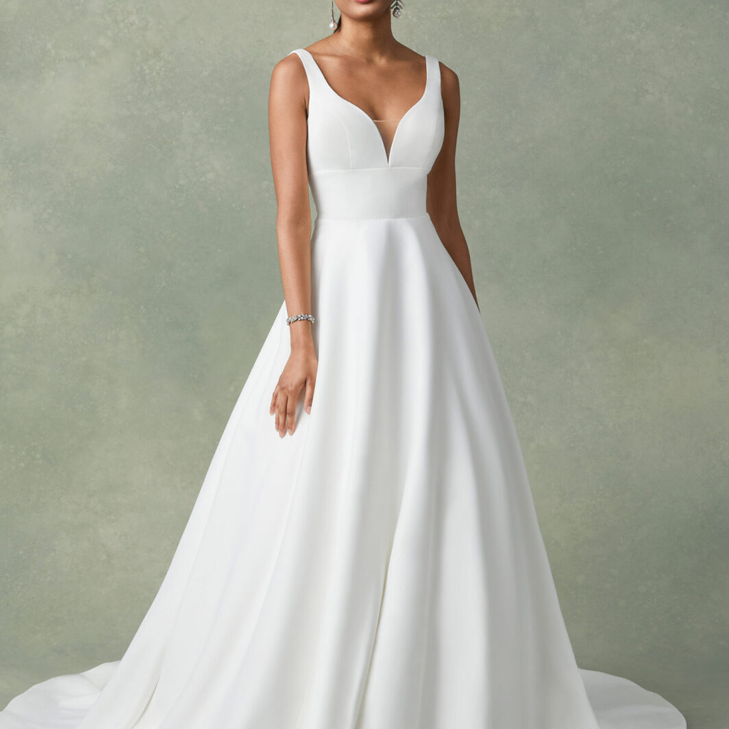 Lauren - Schlichtes Brautkleid mit breiten Trägern und V-Ausschnitt