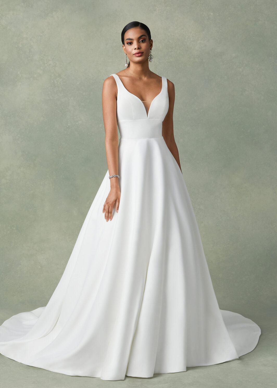 Lauren - Schlichtes Brautkleid mit breiten Trägern und V-Ausschnitt