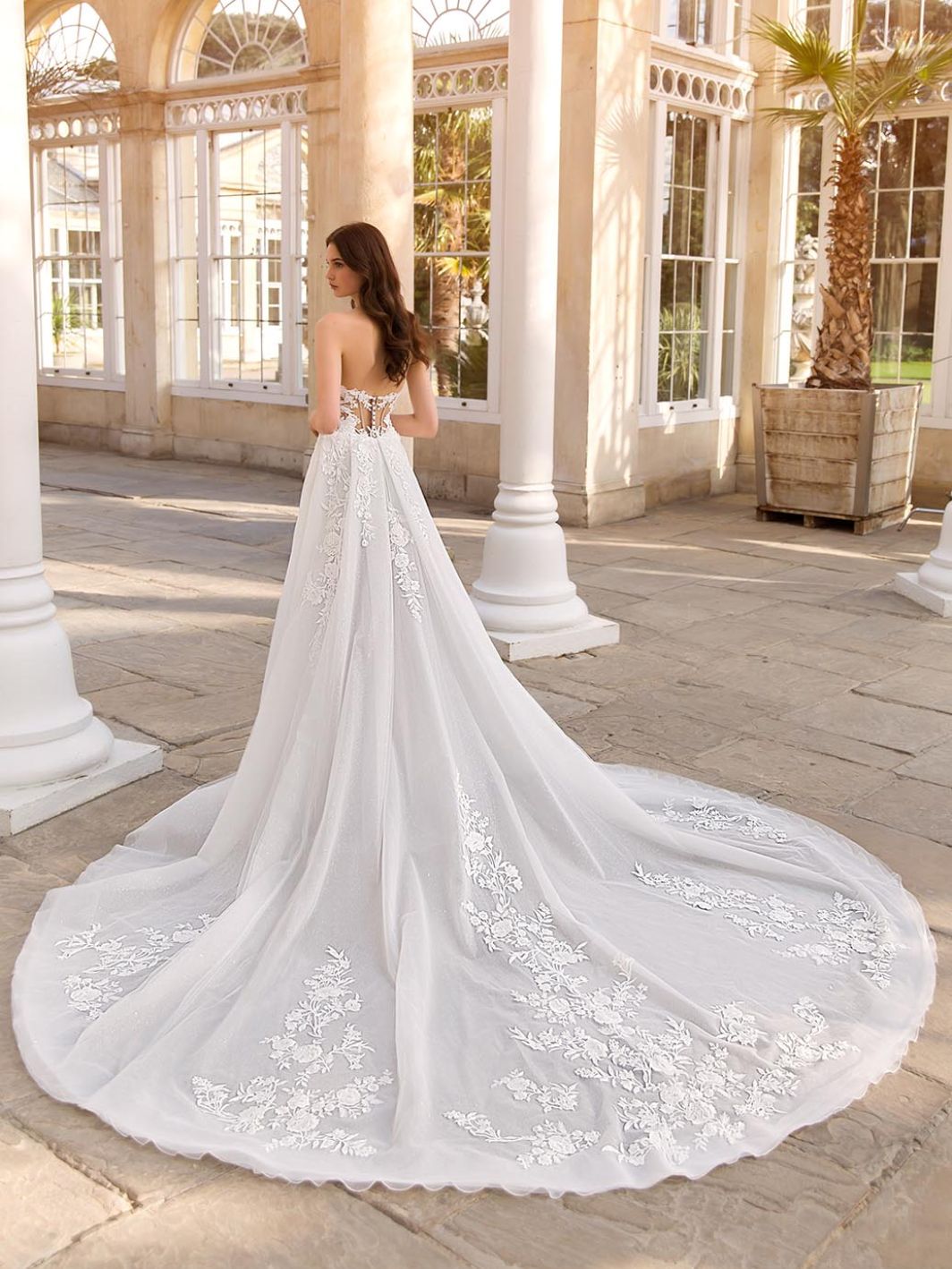 Sienna - Trägerloses Brautkleid mit langer Schleppe und einem Schlitz – Bild 2