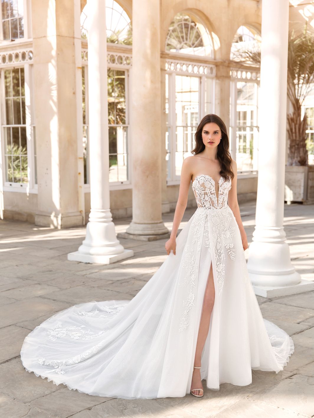 Sienna - Trägerloses Brautkleid mit langer Schleppe und einem Schlitz – Bild 4