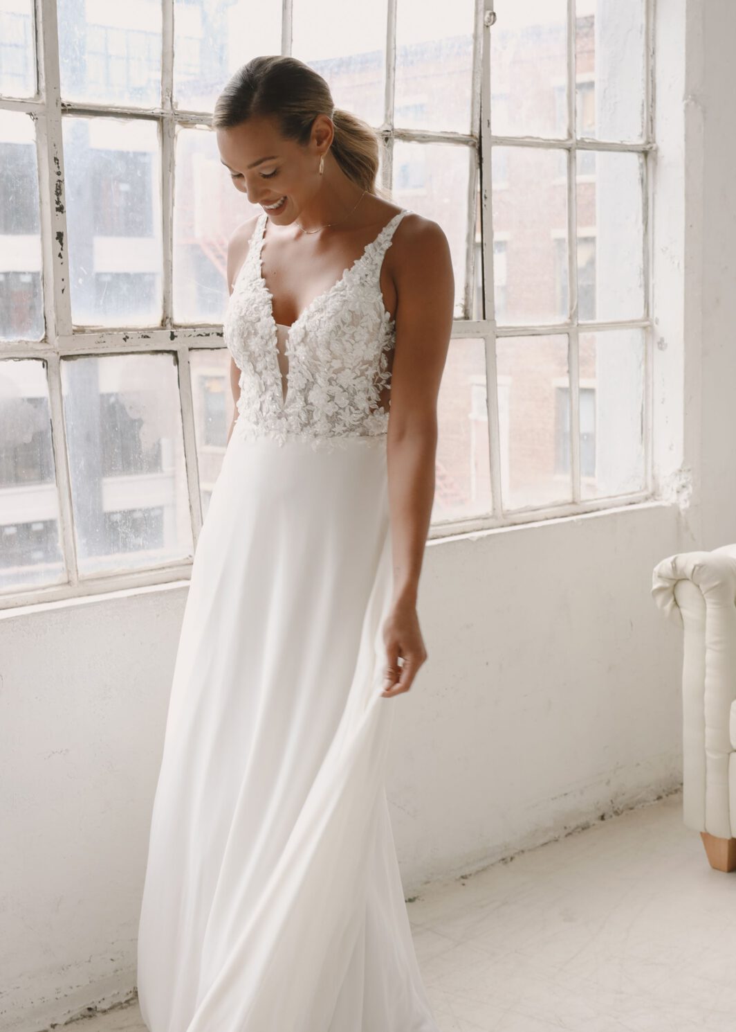 Solea - Fließendes Chiffonkleid mit Glitzer und bestickter Schleppe