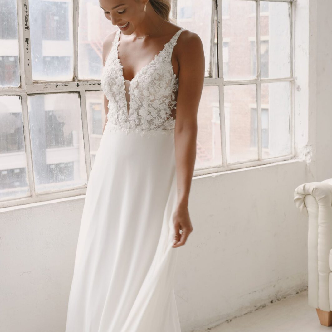 Solea - Fließendes Chiffonkleid mit Glitzer und bestickter Schleppe