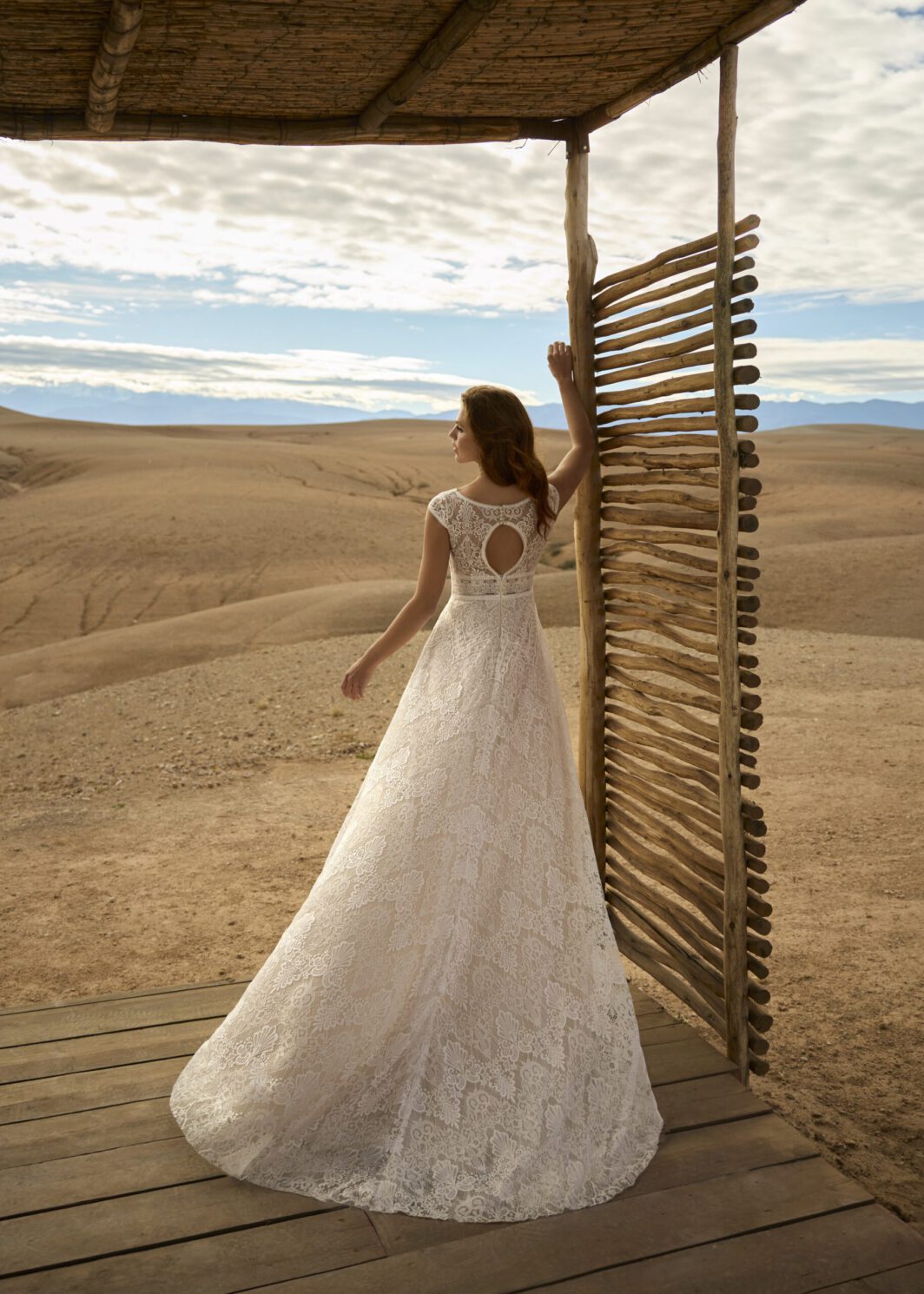 April - Fließendes Brautkleid mit Boho-Spitze und Schlüssellochrücken – Bild 2