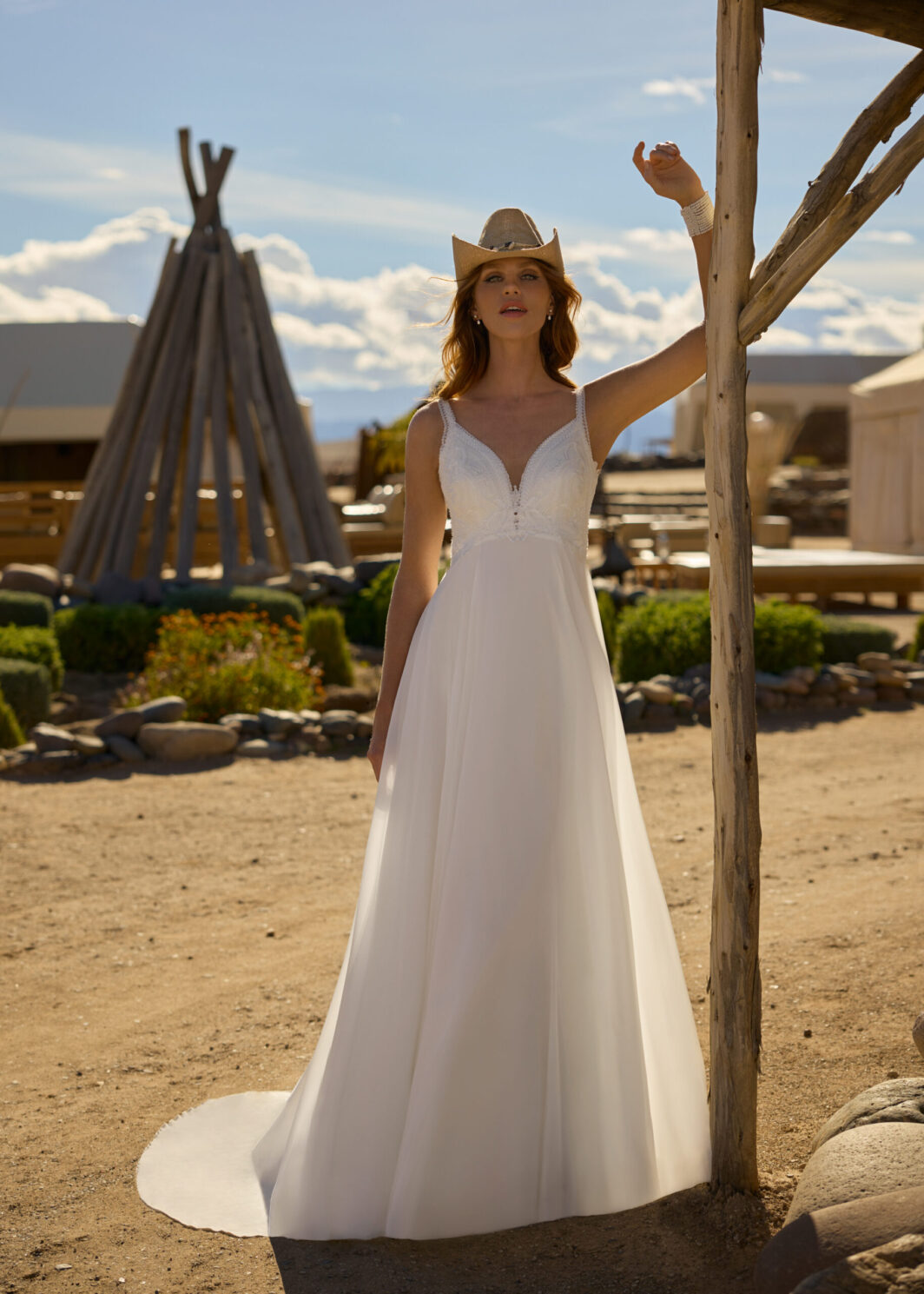 Julie - Fließendes Brautkleid mit Boho-Spitze