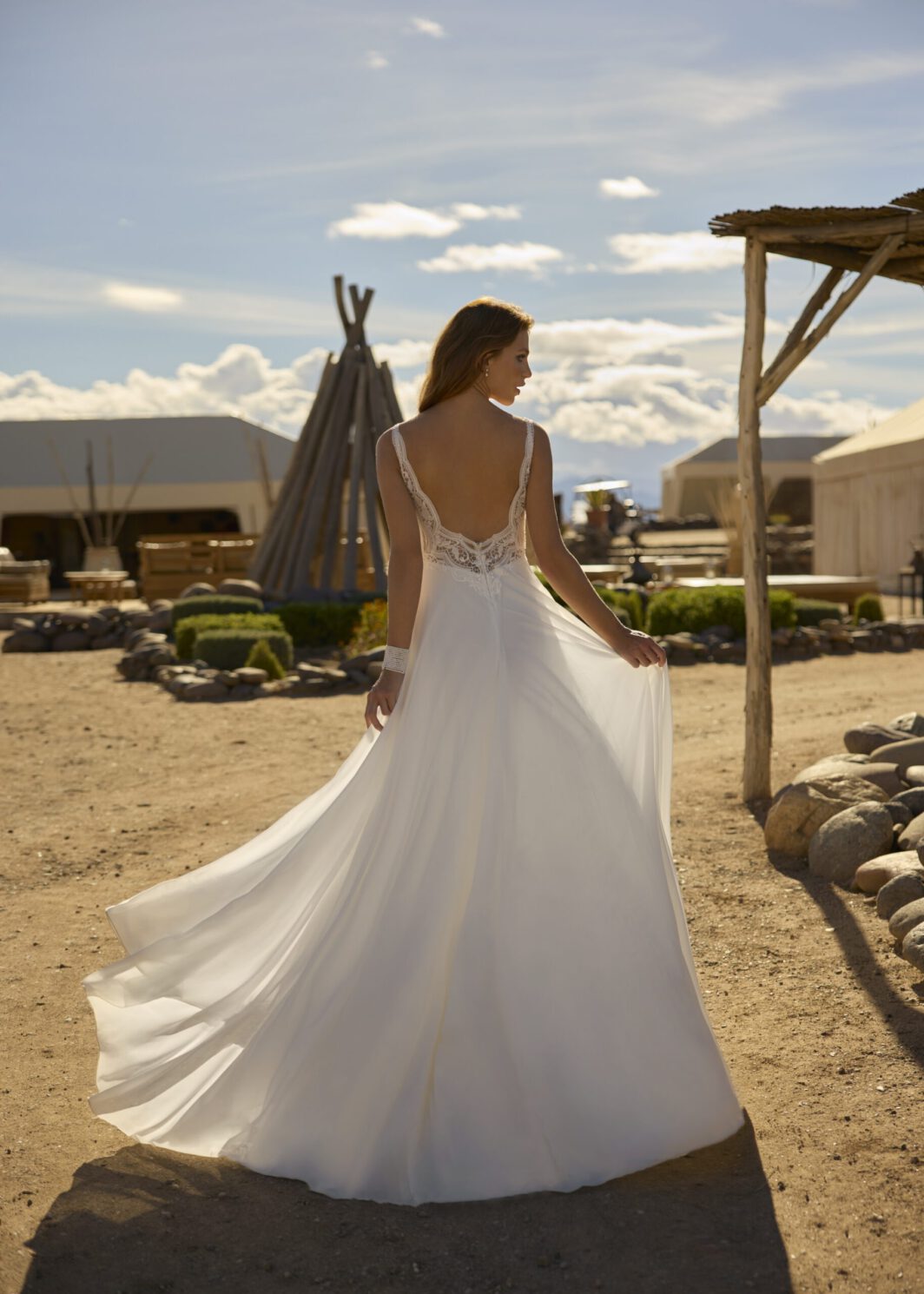 Julie - Fließendes Brautkleid mit Boho-Spitze – Bild 2