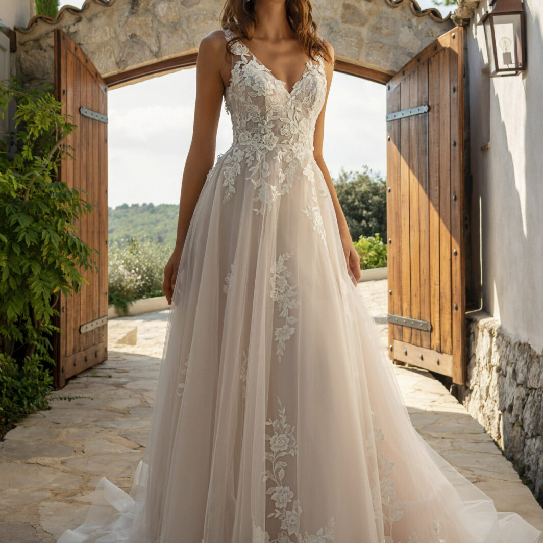 Malwine - A-Linie mit breiten Trägern und Spitze