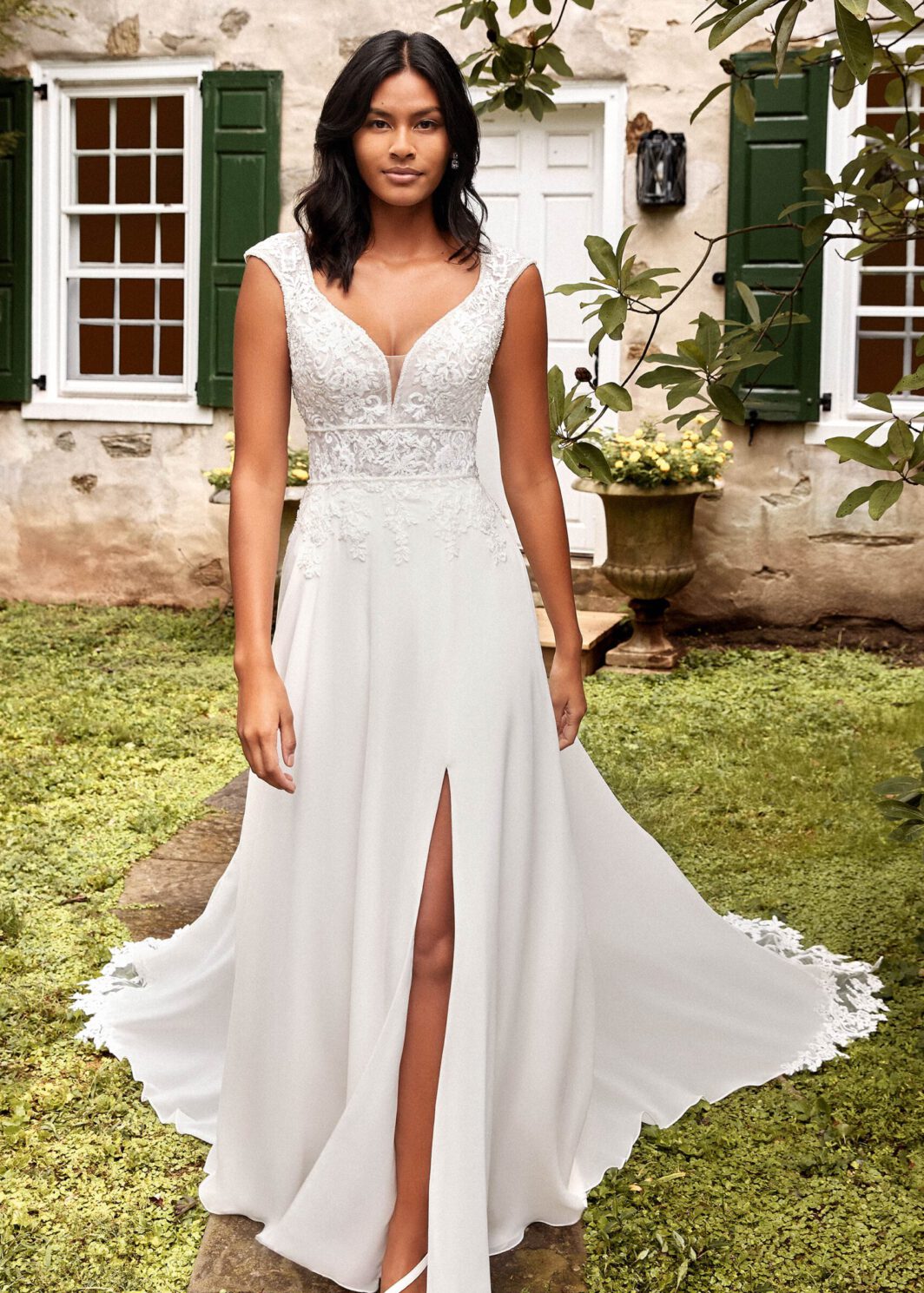 Fenna - Fließendes Chiffonkleid mit langer bestickter Schleppe