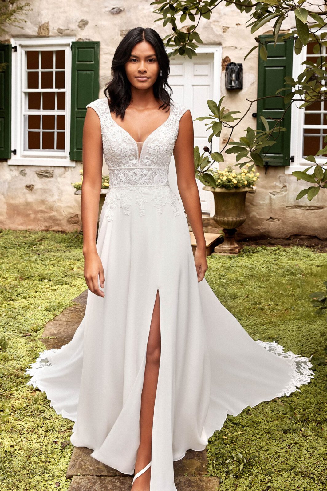Fenna - Fließendes Chiffonkleid mit langer bestickter Schleppe