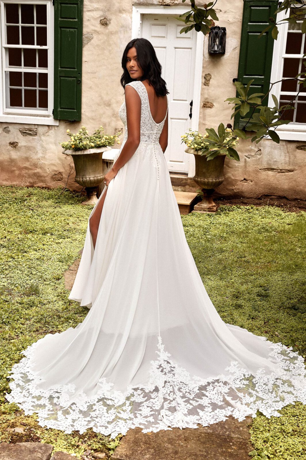 Fenna - Fließendes Chiffonkleid mit langer bestickter Schleppe – Bild 2