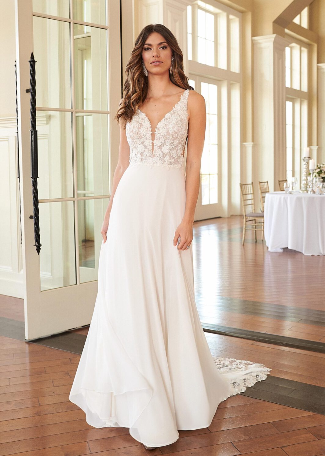 Solea - Fließendes Chiffonkleid mit Glitzer und bestickter Schleppe