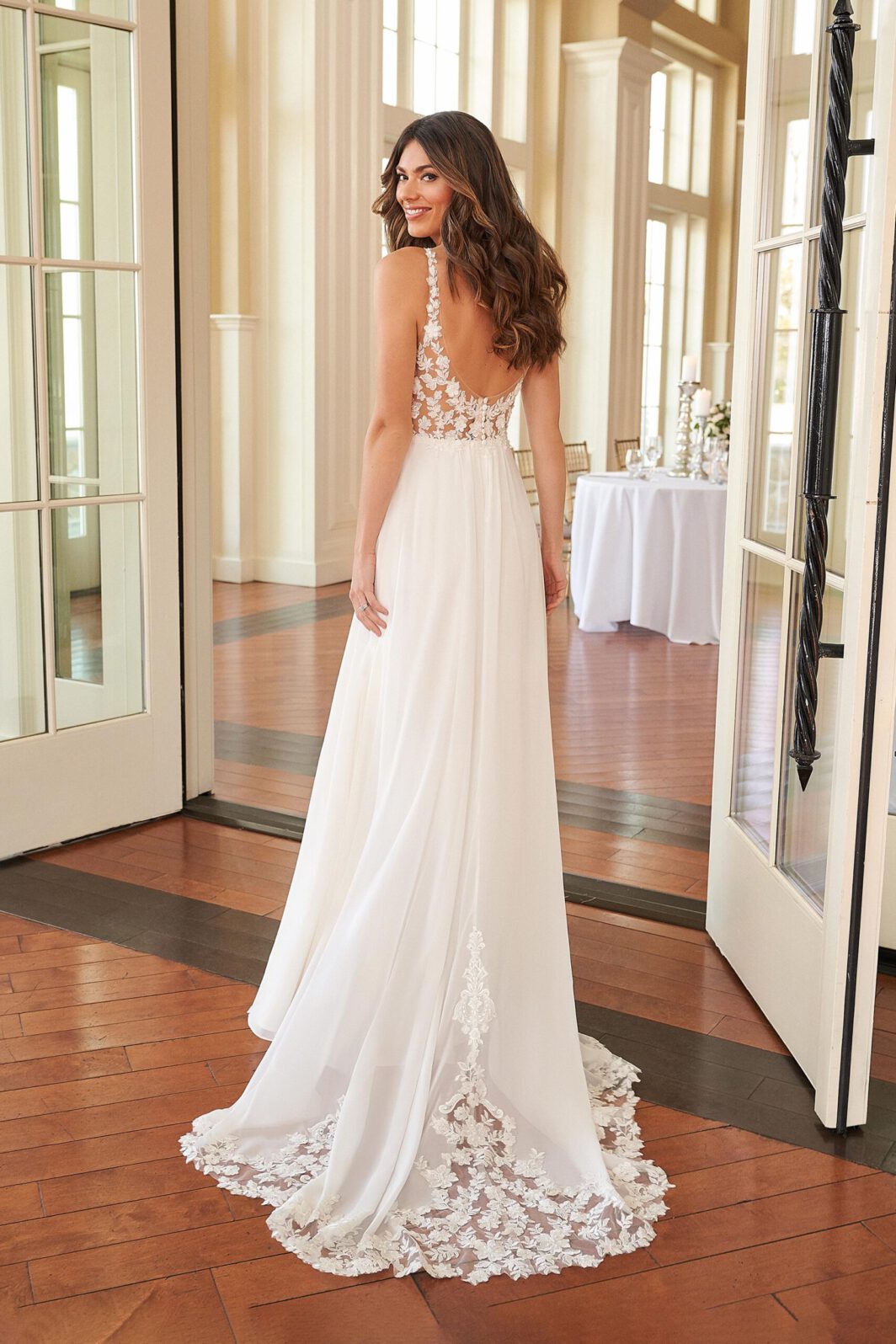 Solea - Fließendes Chiffonkleid mit Glitzer und bestickter Schleppe – Bild 2