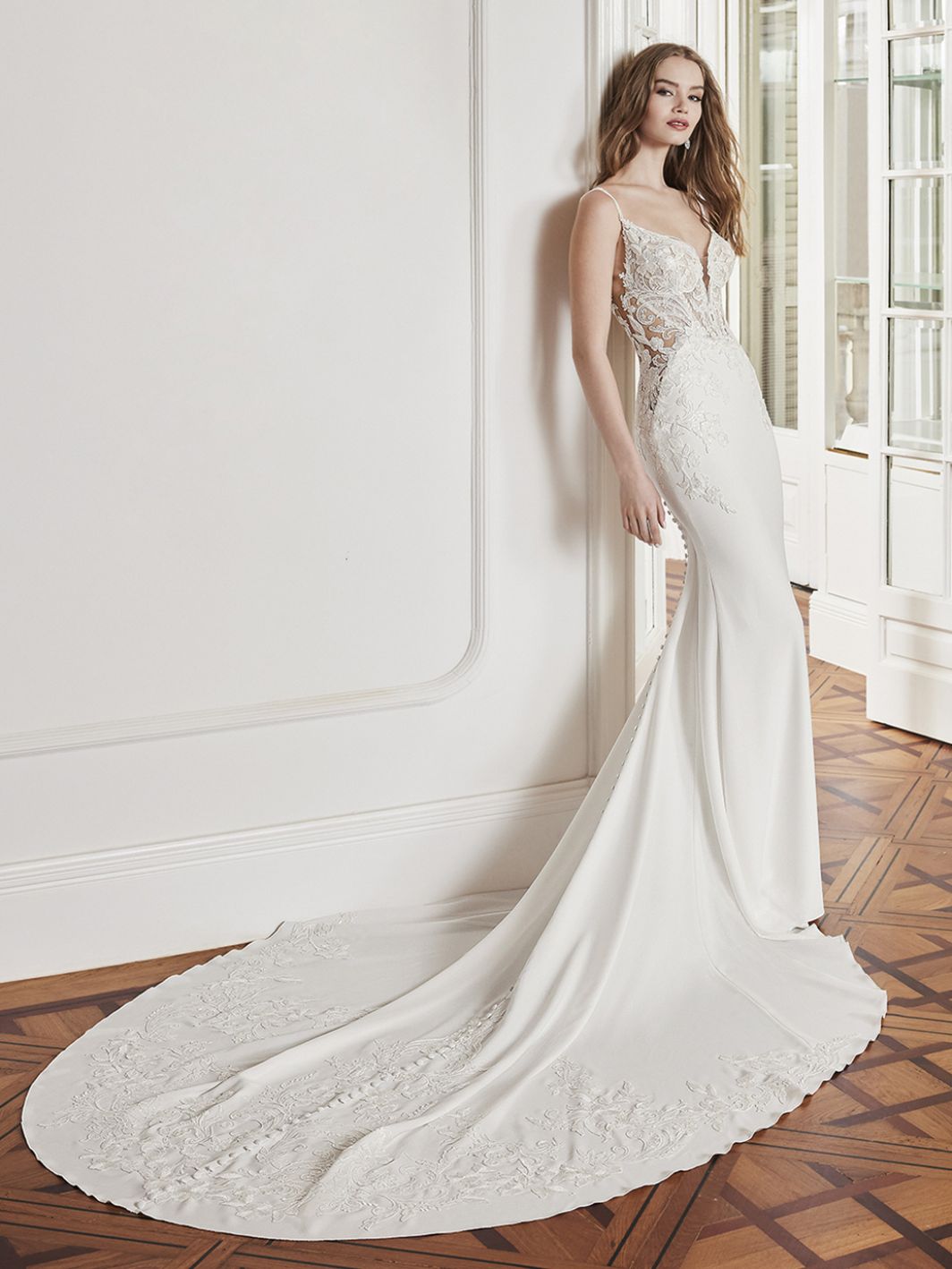 Nika - Figurbetontes Brautkleid mit Spitze – Bild 4