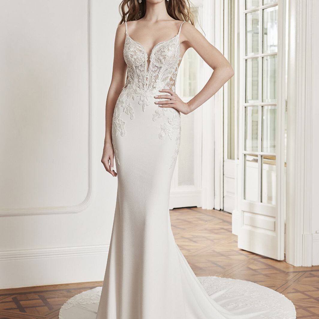 Nika - Figurbetontes Brautkleid mit Spitze