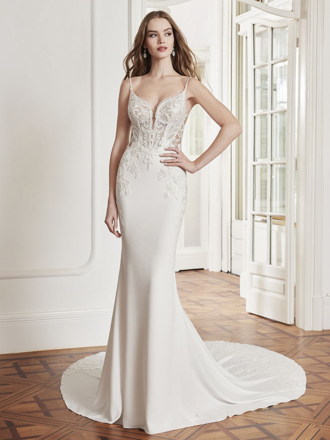 Nika - Figurbetontes Brautkleid mit Spitze