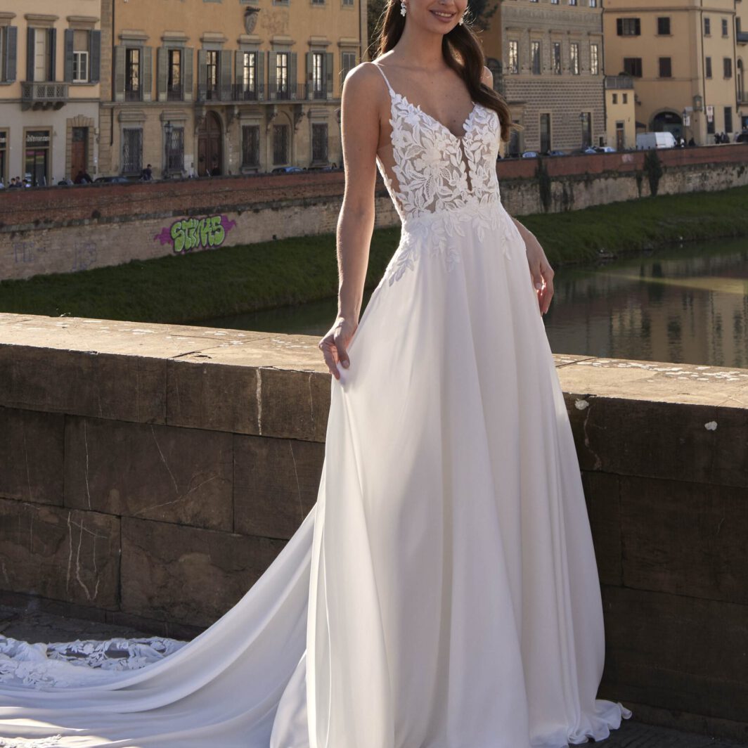 Nelia - leichtes Brautkleid mit Blätterspitze und langer Schleppe