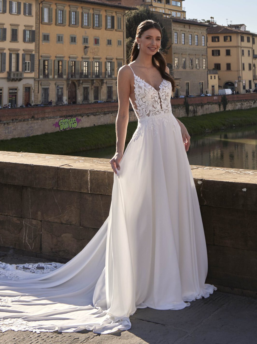 Nelia - leichtes Brautkleid mit Blätterspitze und langer Schleppe