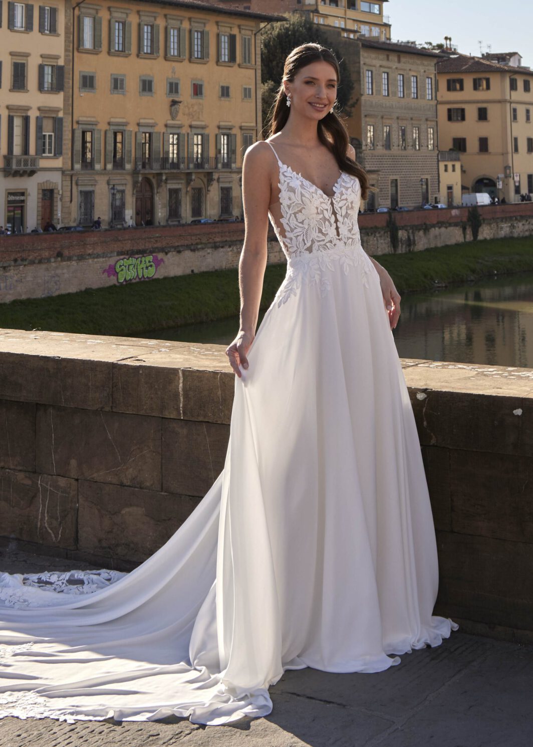 Nelia - leichtes Brautkleid mit Blätterspitze und langer Schleppe