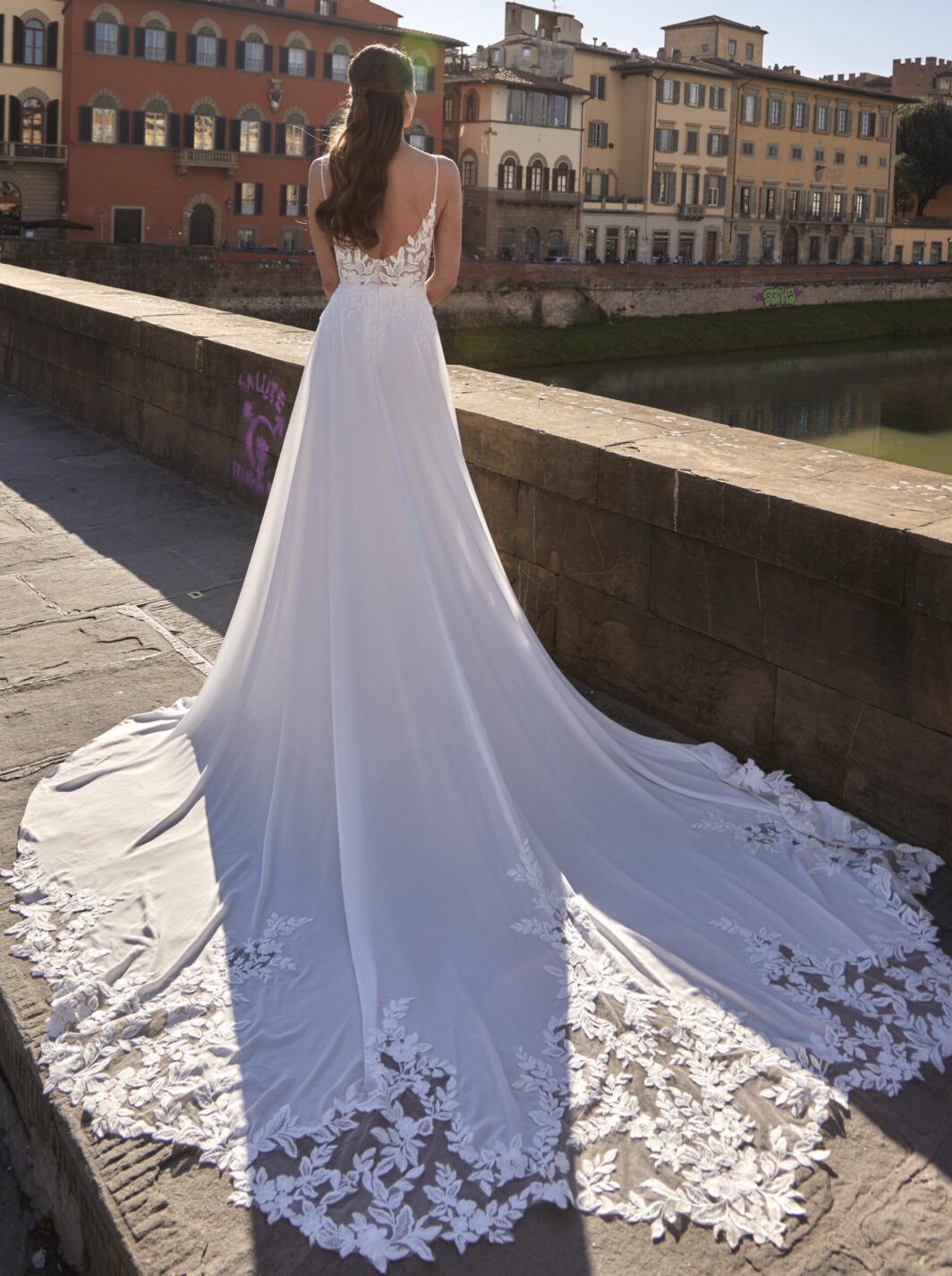 Nelia - leichtes Brautkleid mit Blätterspitze und langer Schleppe – Bild 2