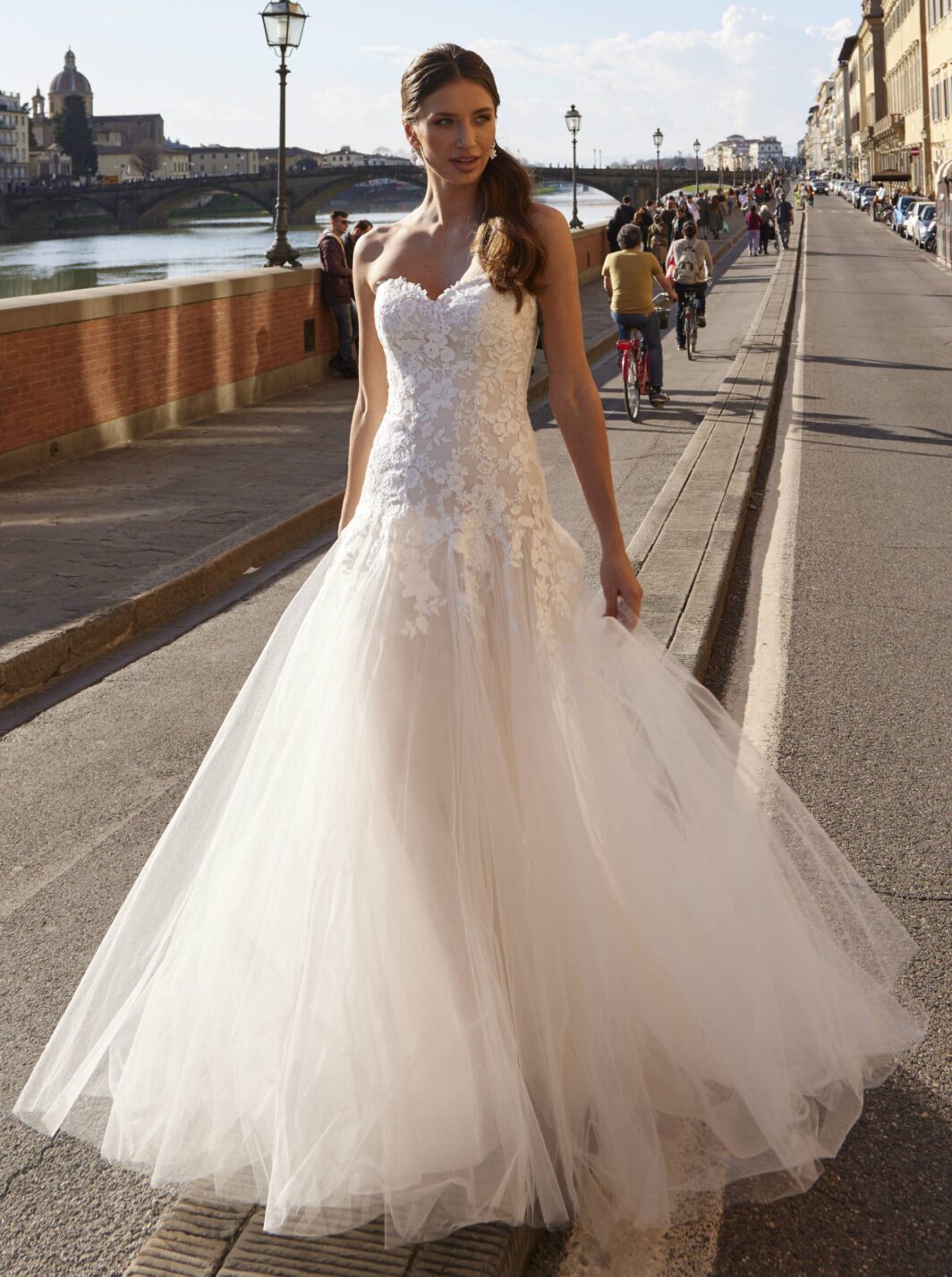 Milla - Trägerloses, schmales Brautkleid mit Spitze