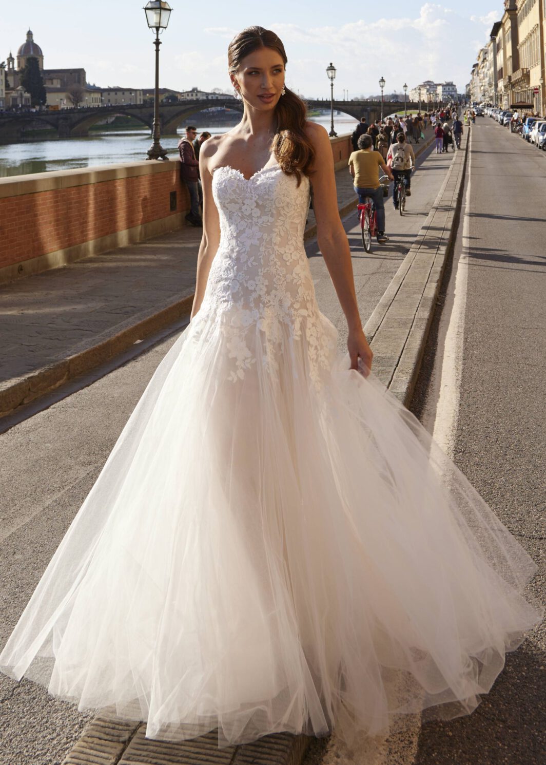 Milla - Trägerloses, schmales Brautkleid mit Spitze