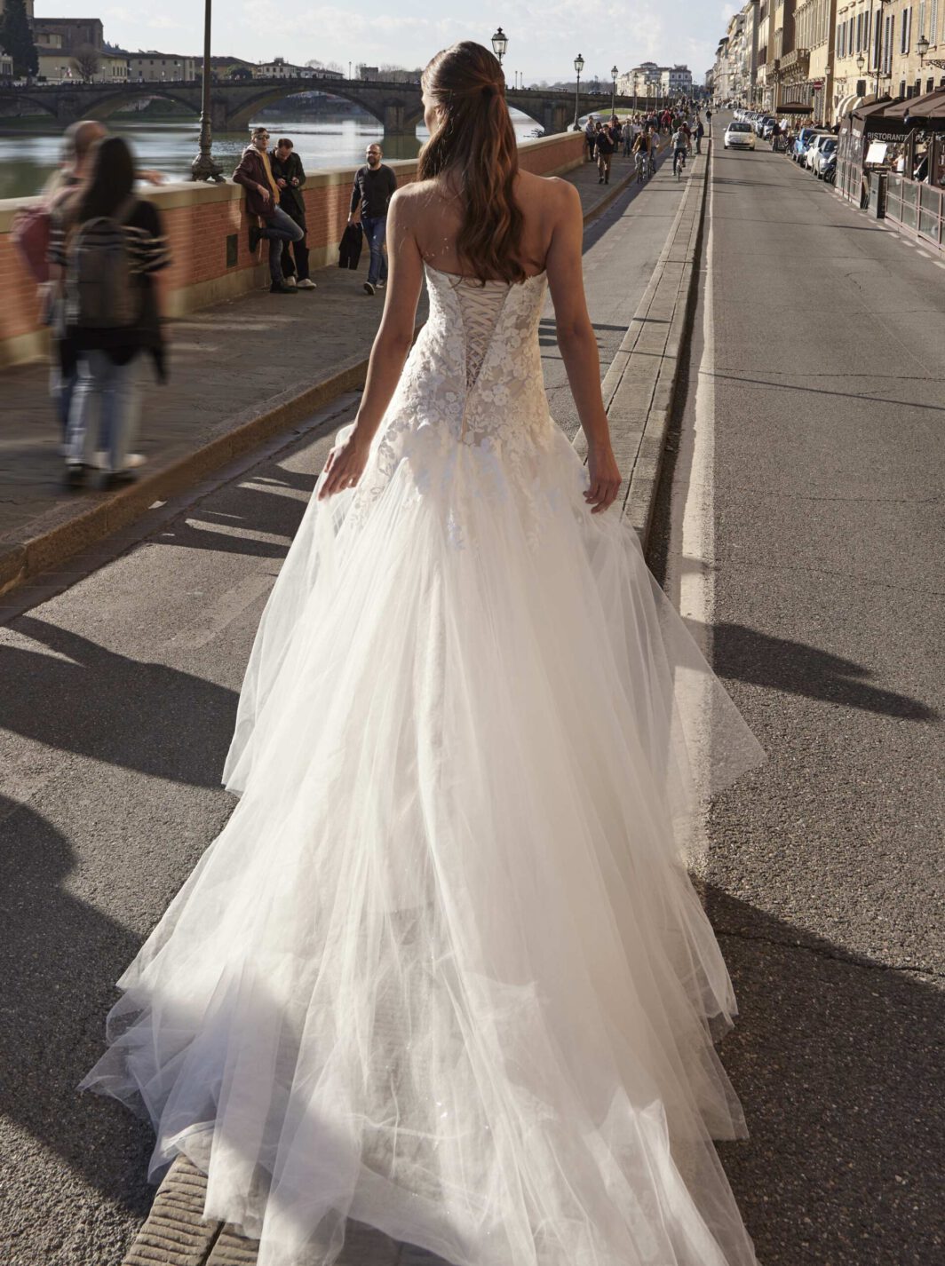 Milla - Trägerloses, schmales Brautkleid mit Spitze – Bild 2