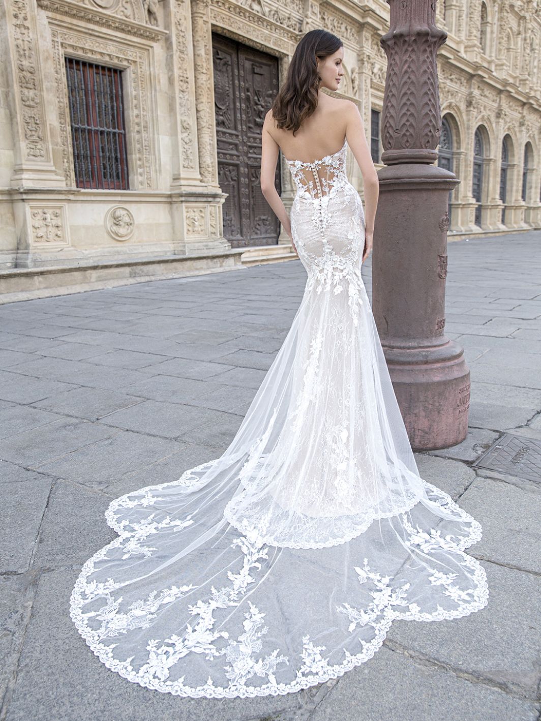 Stella - Trägerloses Fit and Flare Kleid mit Spitze und Glitzer – Bild 2