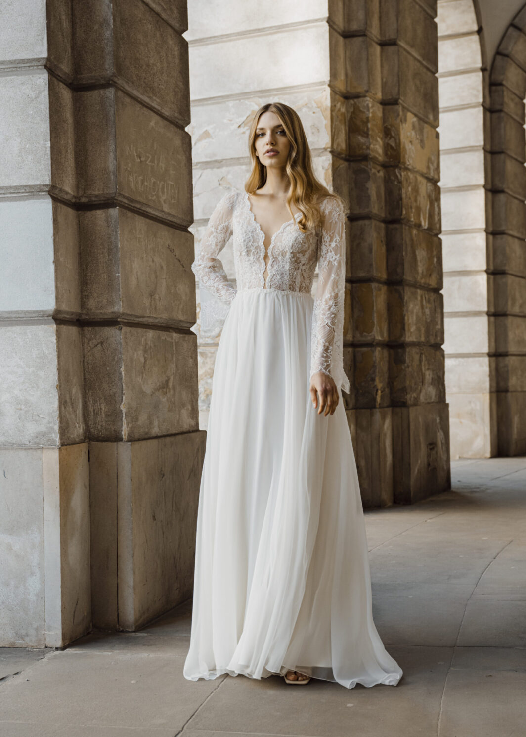 Riana - Leichtes Brautkleid mit Spitzen-Ärmeln und tiefem Ausschnitt