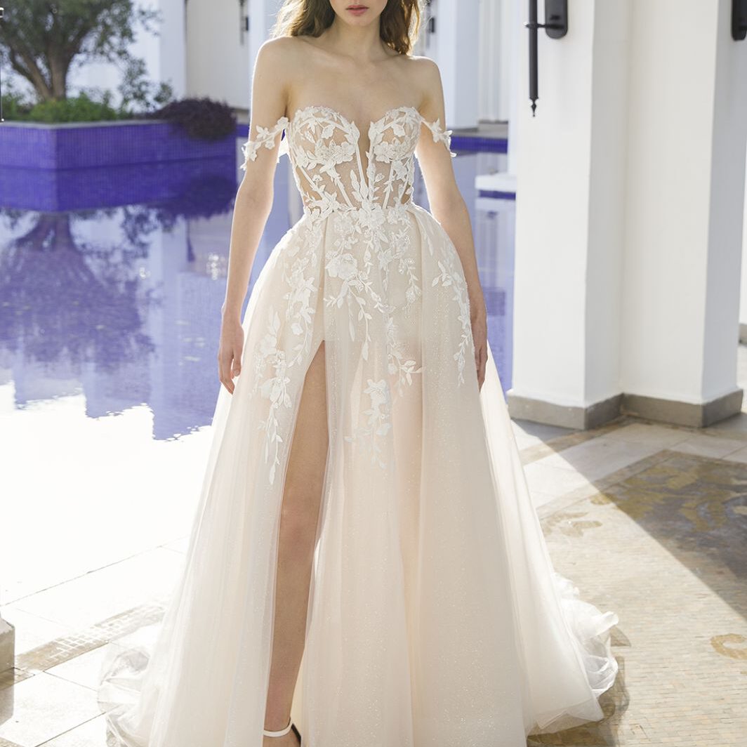 Pamela - breite A-Linie mit Carmen Trägern und Schlitz