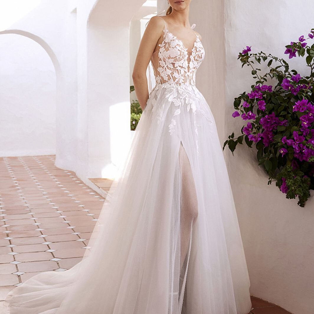 Celia - leichtes Brautkleid mit Schlitz, Spaghettiträgern und Spitze