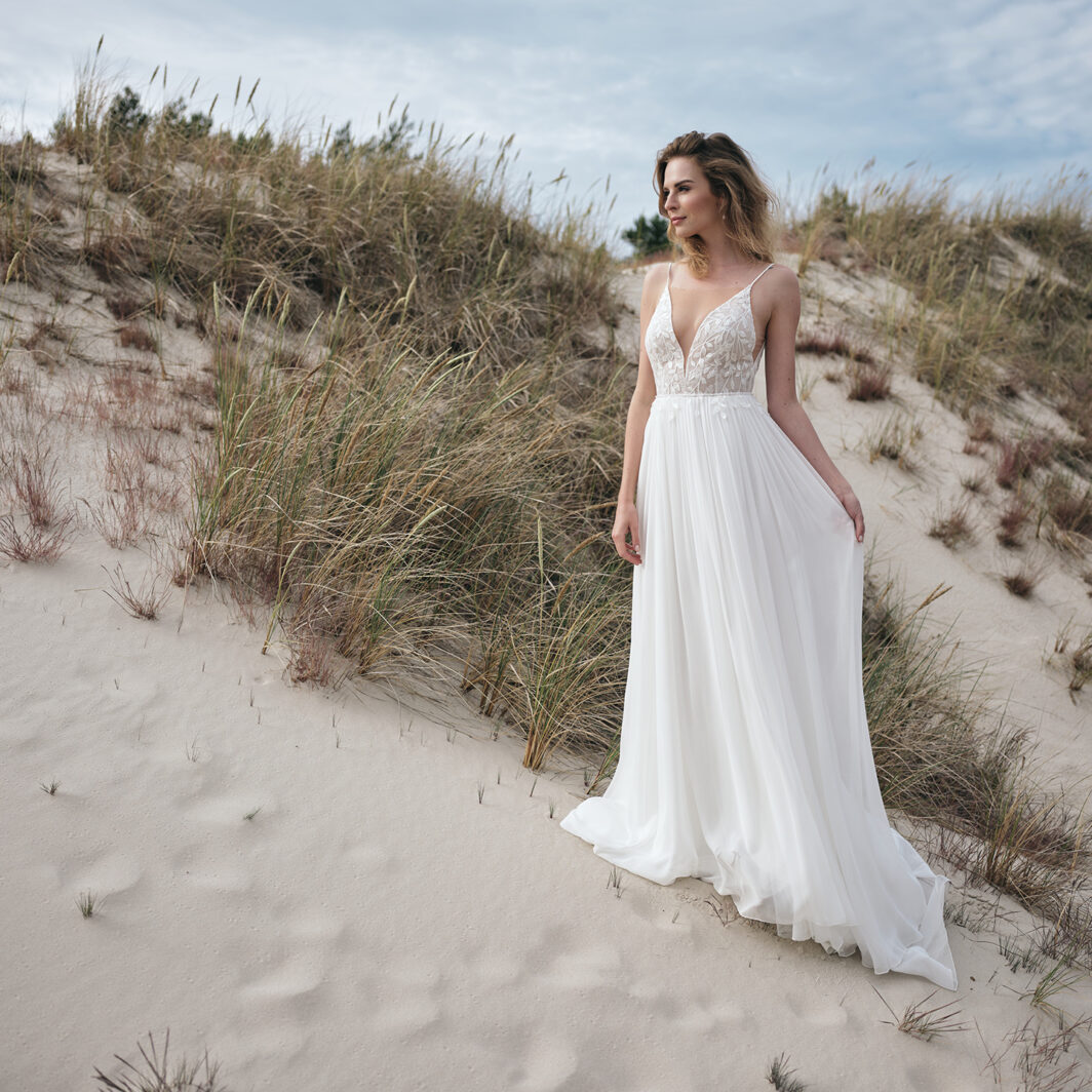 Jessy - fließendes Brautkleid aus Seide, mit Spitze und tiefem V-Ausschnitt