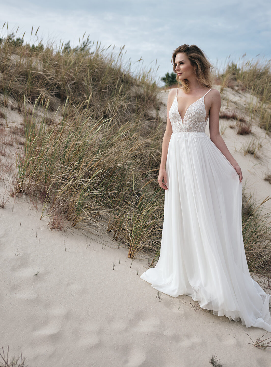 Jessy - fließendes Brautkleid aus Seide, mit Spitze und tiefem V-Ausschnitt