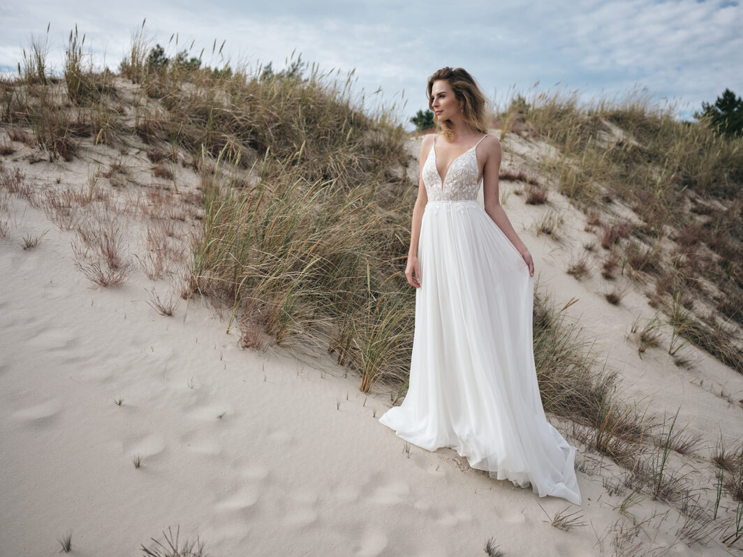Jessy - fließendes Brautkleid aus Seide, mit Spitze und tiefem V-Ausschnitt