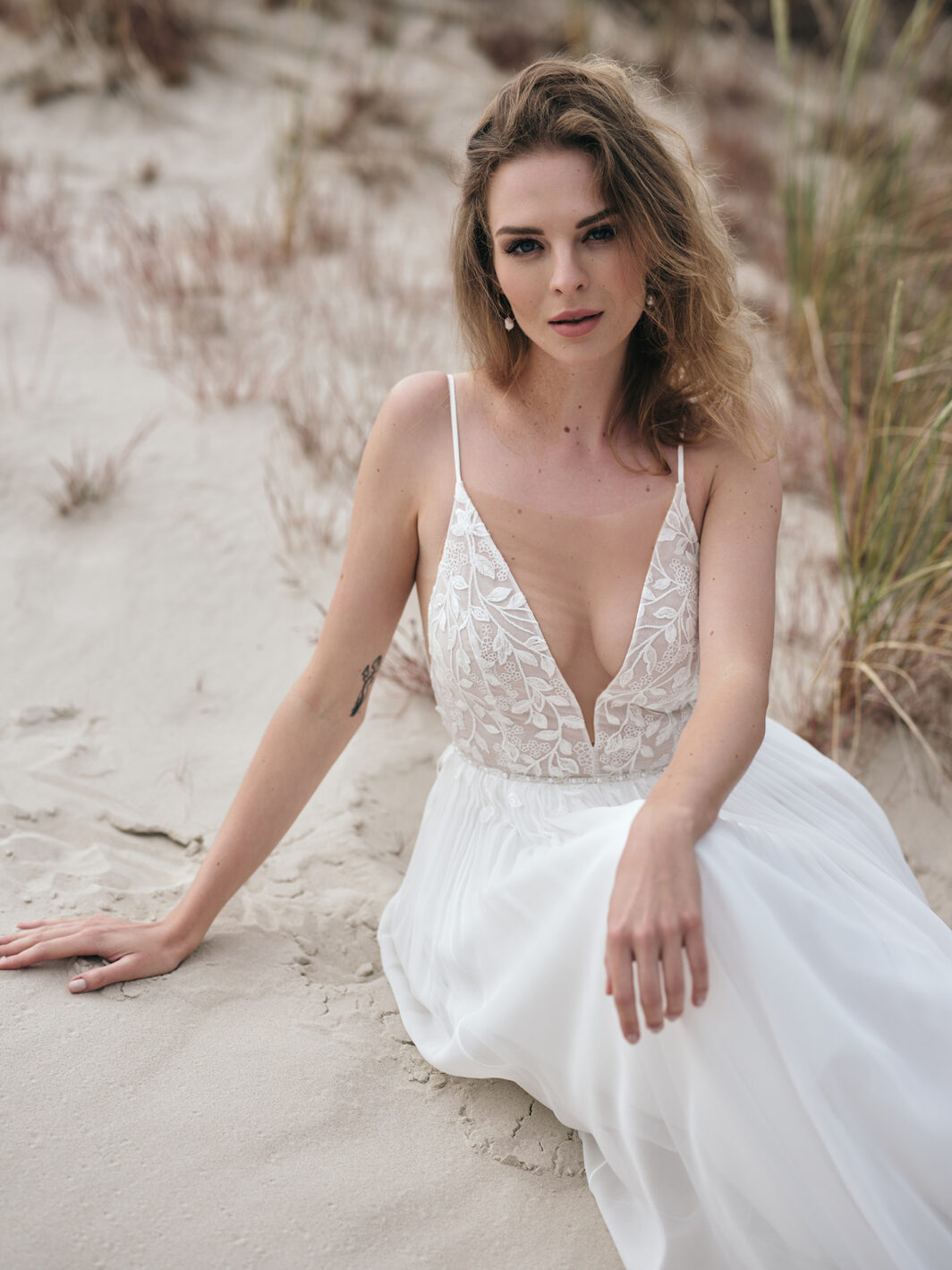 Jessy - fließendes Brautkleid aus Seide, mit Spitze und tiefem V-Ausschnitt – Bild 3