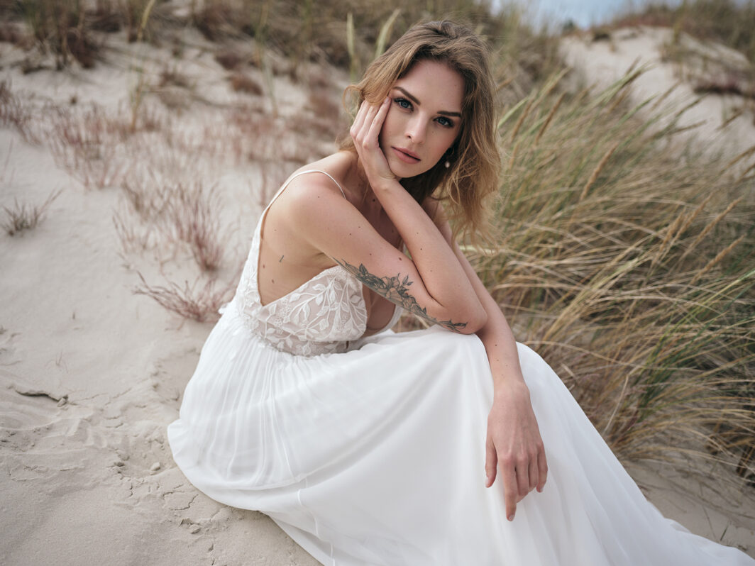 Jessy - fließendes Brautkleid aus Seide, mit Spitze und tiefem V-Ausschnitt – Bild 4