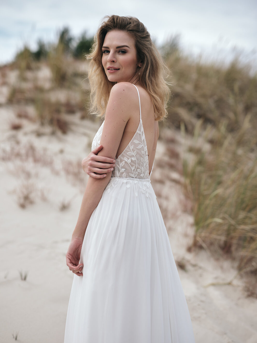 Jessy - fließendes Brautkleid aus Seide, mit Spitze und tiefem V-Ausschnitt – Bild 2