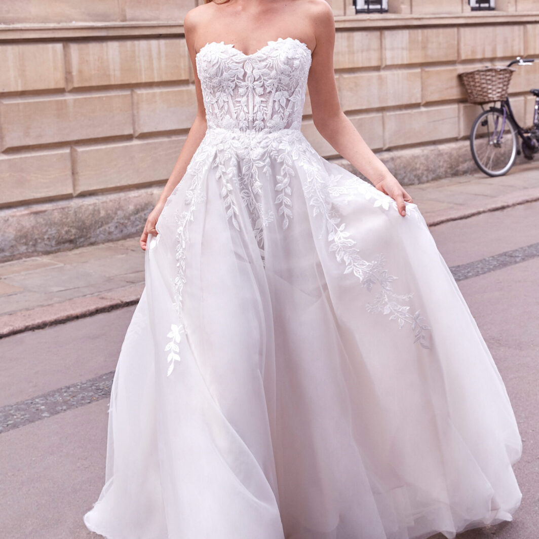 Juna - Trägerlose A-Linie mit Herzausschnitt und Spitze