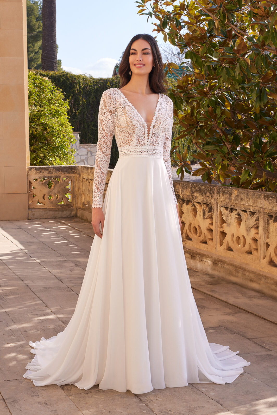 Derja - Leichtes Brautkleid mit langen Ärmeln und V-Ausschnitt