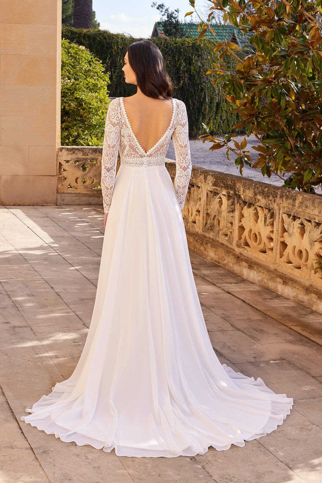 Derja - Leichtes Brautkleid mit langen Ärmeln und V-Ausschnitt – Bild 2