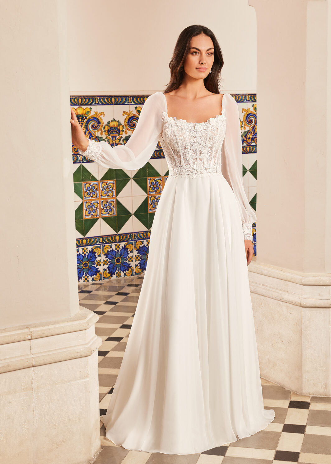 Toni - Fließendes Brautkleid mit Chiffonärmeln und Spitze im Oberteil