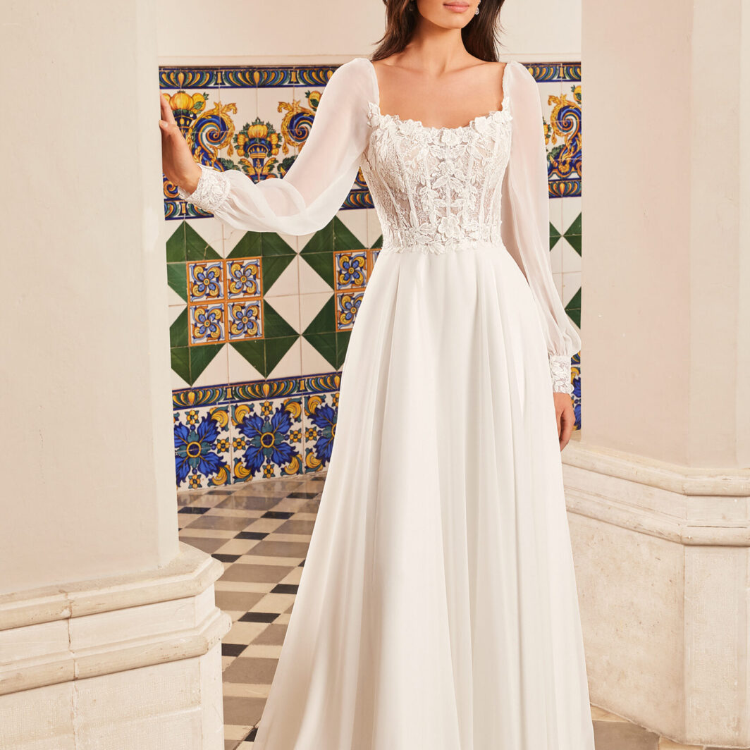 Toni - Fließendes Brautkleid mit Chiffonärmeln und Spitze im Oberteil