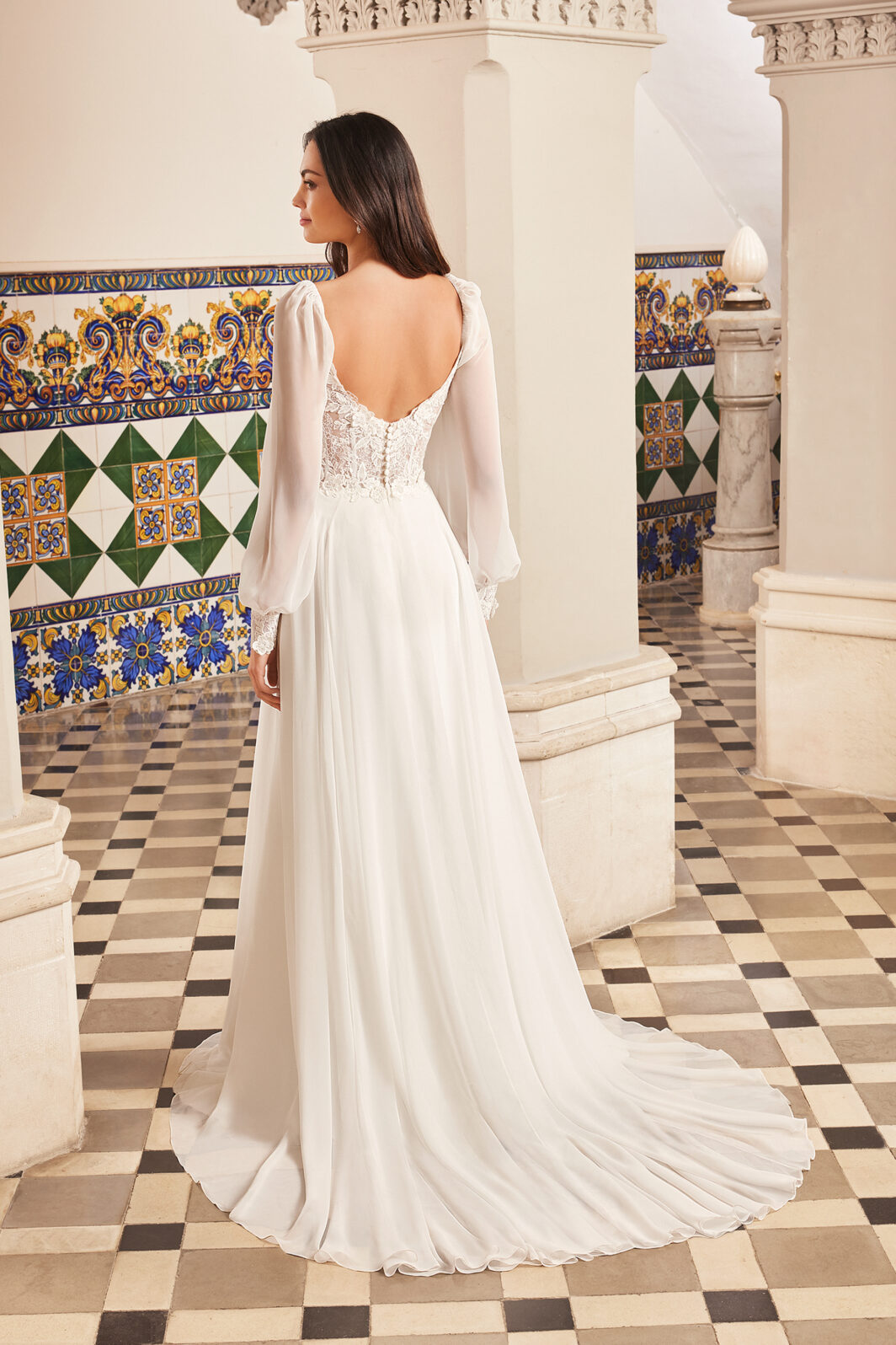 Toni - Fließendes Brautkleid mit Chiffonärmeln und Spitze im Oberteil – Bild 2