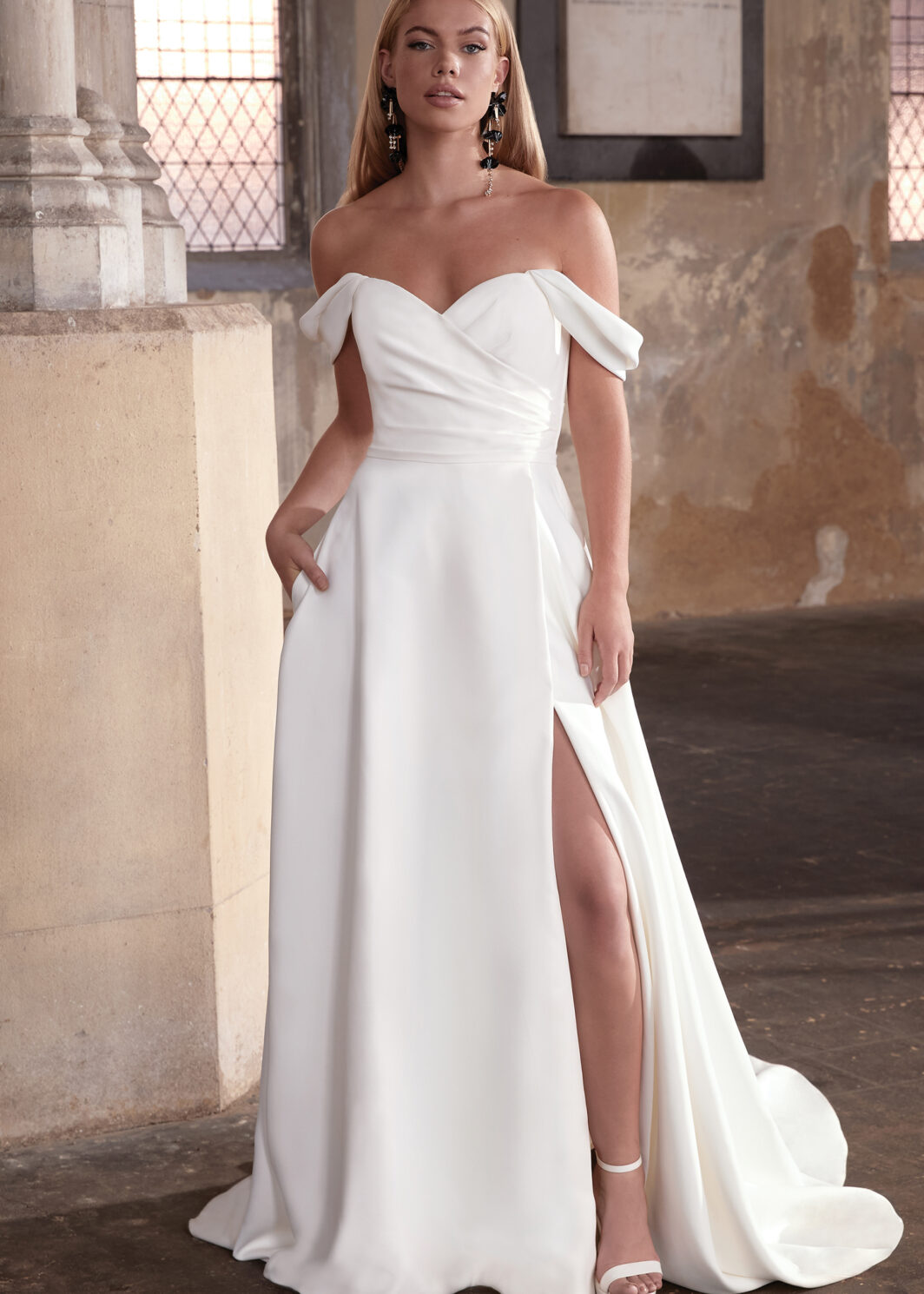 Milena - schmale, schlichte A-Linie mit Carmen Trägern und Schlitz